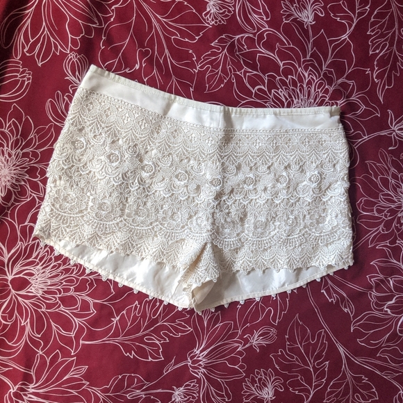 Ivory lace shorts with side zip closure - Picture 1 of 3